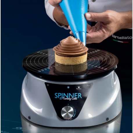 The SPINNER Electric Cake-Decorating Turntable. Simplifies work of experts  who decorate cakes and single-portion desserts: leaving your hands free  to... | By Ecotel | Facebook