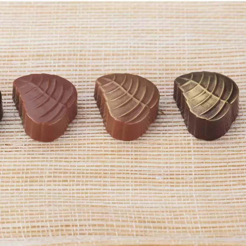 Professional Polycarbonate Leaf Shaped Chocolate Mold - 37 mm x 31 mm x h 16 mm - 28 cavity - 14gr